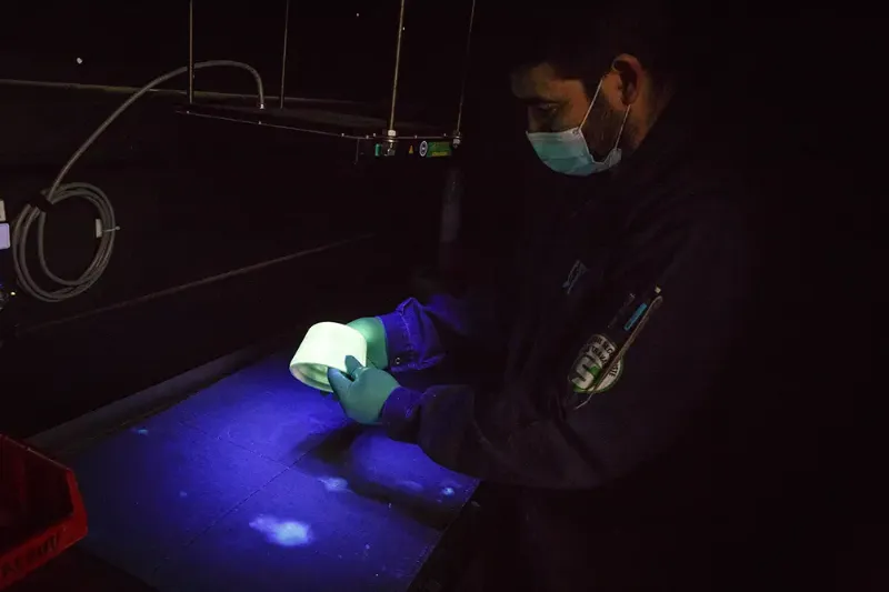  Contrôle visuel UV-C des défauts